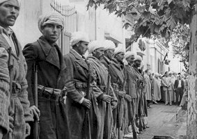 Harkiové v Oranu (1956) – volné dílo, fair use