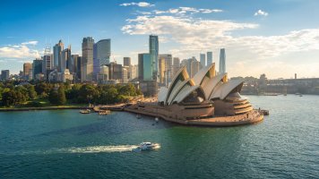 Letecký pohled na Sydney Opera House a panorama města, Nový Jižní Wales (Austrálie) – Engel Ching / Shutterstock