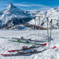 Lyže a hůlky – Samuel Ferrara / Unsplash