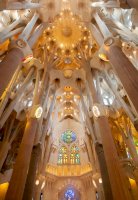 Sagrada Familia, interiér s vitráží – Duncan Kidd / Unsplash