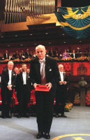 Richard E. Smalley přebírá Nobelovu cenu za chemii, Stockholm, 10. 12. – Profimedia.CZ