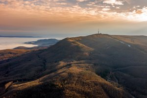 Kékes, nejvyšší hora Maďarska v pohoří Matra – feelthedrone / Shutterstock
