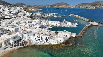 Vesnice Naoussa na ostrově Paros – Aerial-motion / Shutterstock