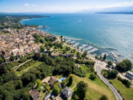 Nyon, klimatické lázně na břehu Ženevského jezera – Samuel Borges Photography / Shutterstock