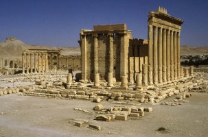 Palmyra (Sýrie), jižní čelní stěna cely a východní peristyl chrámu v pozadí peribolos (konec 1. století n. l.). Foto, 1999 – Profimedia.CZ