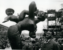 Sochař Franta Bělský u svého sousoší symbolizujícího vznik nového města ve Stevenage, 9. září 1958 – Keystone Pictures USA / Profimedia.CZ