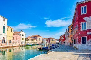 Kanál lemovaný barevnými domy na ostrově Murano v Benátkách – V_E / Shutterstock