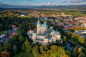 Hrad Bojnice – makasana photo / Shutterstock