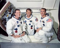 Hlavní posádka první pilotované mise programu Apollo, Apollo 7 (kosmická loď 101 / Saturn 205), zleva: astronauti Donn F. Eisele, pilot velitelského modulu; Walter M. Schirra Jr., velitel; a Walter Cunningham, pilot lunárního modulu. (22.5.1968) – NASA