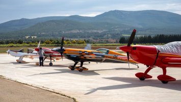 Sportovní akrobatické letouny Extra 330 LX, Extra 330 SC, Zlín Z-50 a Cap 10, Valencie, Španělsko (červen 2018) – Pablesku / Shutterstock