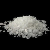 Hydroxid sodný v plátcích – THERDSAK SUPAWONG / Shutterstock