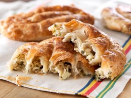 Burek se špenátem a sýrem feta – Brendan Lekan / Shutterstock