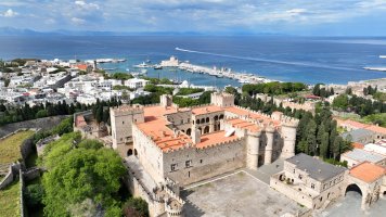 Letecký pohled na Palác velmistrů v historickém centru města Rhodos v Řecku, 4. května 2025 – Aerial-motion / Shutterstock