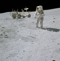 Astronaut John Young sbírá vzorky u kráteru North Ray během výstupu na povrch Měsíce (23.4.1972) – NASA