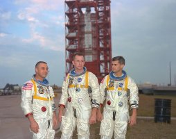 Astronauti mise Apollo Saturn 204 (Apollo 1), zleva doprava, Gus Grissom, Ed White a Roger Chaffee, pózující před startovacím komplexem 34 s nosnou raketou Saturn I – NASA