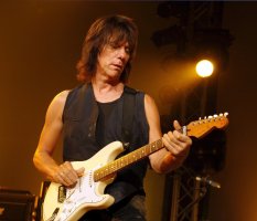 Britský kytarista Jeff Beck během vystoupení na festivalu Blue Balls v Lucernu ve Švýcarsku (26.7.2006) – Profimedia.CZ