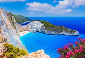 Pláž Navagio s vrakem ztroskotané lodi, Zakynthos (Řecko) – SCStock / Shutterstock