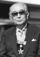 Akira Kurosawa s vyznamenáním, které právě obdržel od císaře Horohita  (3.9.1985) – AFP Photo / Profimedia.CZ
