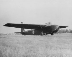 Dřevěný kluzák General Aircraft Hamilcar schopný přepravovat těžkou techniku včetně džípů, děl a lehkých obrněných vozidel. Na snímku osm tun vážící Hamilcar, největší dřevěné letadlo na světě, na letišti v Anglii, 1944 – Profimedia.CZ