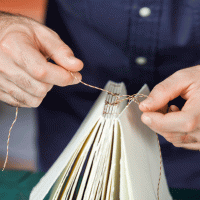 Knihařství, detail práce knihaře – Tyler Olson / Shutterstock