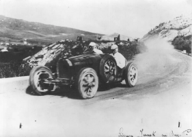 Eliška Junková ve žluté Bugatti s číslem 58 na Targa Florio 1928 – Volné dílo