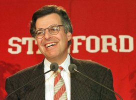 Myron Scholes na tiskové konferenci po oznámení Nobelovy ceny za ekonomii, Palo Alto (14. 10. 1997) – Profimedia.CZ