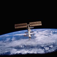 Tento snímek Mezinárodní vesmírné stanice (ISS) pořídil jeden z členů posádky mise STS-105 z raketoplánu Discovery po oddělení od ISS. (20.8.2001) – NASA