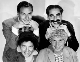Bratři Marxové, nahoře Zeppo Marx, Groucho Marx, dole Chico Marx, Harpo Marx, kolem počátku 30. let 20. století – Profimedia.CZ