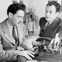 George Simon Kaufman píše na stroji, zatímco Moss Hart hovoří (1937), v roce, kdy jejich hra You Can’t Take It with You získala Pulitzerovu cenu – Profimedia.CZ