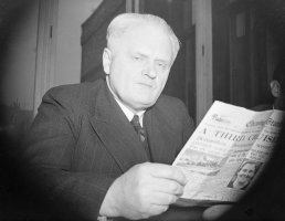 Bohuslav Ečer čte zprávy v britském tisku, Londýn (27.2.1948) – Profimedia.CZ