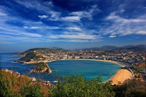 San Sebastián, zprava doleva pláže La Concha, Ondarreta a ostrůvek Santa Clara – Heracles Kritikos / Shutterstock