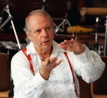 Německý skladatel a avantgardní hudebník Karlheinz Stockhausen během zkoušky své skladby „Michaelion“ v Kürtenu u Kolína nad Rýnem (5.8.1998) – Profimedia.CZ