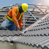 Střecha, instalace betonové krytiny na střešní konstrukci – Wichai Prasomsri1 / Shutterstock