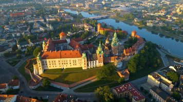 Letecký pohled na královský hrad Wawel a katedrálu v Krakově v Polsku – TR STOK / Shutterstock