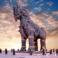 Trojský kůň, rekvizita z filmu Trója, Turecko – Skilful / Shutterstock