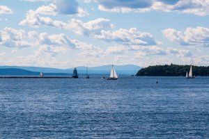 Champlainovo jezero – redcloverstudio / Shutterstock