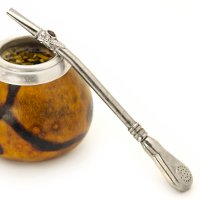 Bombilla opřená o kalabasu – Lira Miraeta / Shutterstock