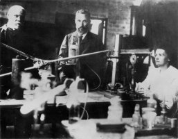 Henri Becquerel, Pierre Curie a Marie Curie-Skłodovská v laboratoři – Profimedia.CZ
