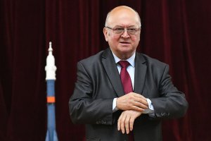 Vladimír Remek, československý kosmonaut a diplomat, s modelem kosmické lodi Sojuz 28 – Profimedia.CZ