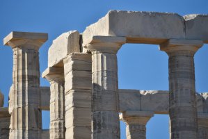 Zbytky Poseidonova chrámu se zachovanými částmi architrávu na sloupoví, mys Sounion, Řecko – Eleni Mavrandoni / Shutterstock