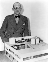 Le Corbusier u modelu své Villy Savoye (1935) – Profimedia.CZ