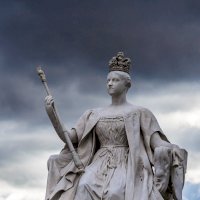 Socha královny Viktorie u Kensingtonského paláce – Alexey Fedorenko / Shutterstock