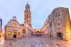 Katedrála svatého Domnia v Diokleciánově paláci v historickém centru Splitu v Chorvatsku – kavalenkava / Shutterstock