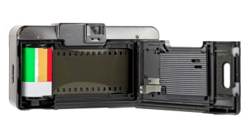 35milimetrový film v kazetě, založený do fotoaparátu – marekusz / Shutterstock