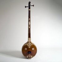 Tambura, pohled zepředu – Etnologisches Museum, Staatliche Museen zu Berlin (CC BY-NC-SA)