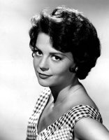 Americká herečka Natalie Wood na snímku z roku 1959, kdy účinkovala společně s Robertem Wagnerem v epizodě pořadu The Jack Benny Show – Profimedia.CZ