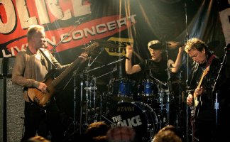 Členové skupiny The Police – zpěvák a baskytarista Sting (vlevo), bubeník Stewart Copeland a kytarista Andy Summers – vystupují v klubu Whisky a Go Go v západním Hollywoodu, Kalifornie, 12. února 2007 – Profimedia.CZ