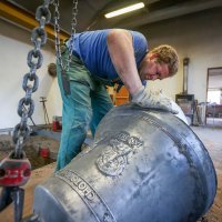 Zvonařství, Michal Votruba vyrábí nový zvon pro kostel Církve československé husitské v Chotovinách (20.8.2018) – David Peltán / Profimedia.CZ