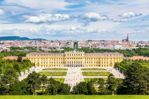 Schönbrunn – canadastock / Shutterstock