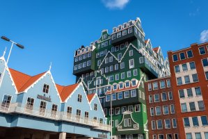 Zaanstad, Zaandam, Nizozemí, moderní hotel s prvky tradiční architektury (25.1.2021) – Natalia Paklina / Shutterstock